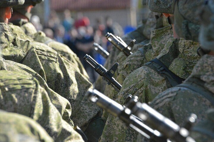 До 3 7 миллиона рублей в первый месяц В Саратовской области увеличили единовременную выплату за подписание контракта Об этом сообщили в министерстве информации и массовых коммуникаций региона Ранее выплата составляла 700 тысяч рублей Теперь её увеличили до 2 2 миллиона Кроме того до 400 тысяч подняли муниципальную выплату С учётом увеличенных региональной и муниципальной выплат заключившие контракт смогут получить уже в первый месяц службы до 3 7 миллиона рублей при этом их годовой доход может достигать 6 5 миллиона рублей В Саратовской области также действуют выплаты за содействие в привлечение в ряды Вооруженных Сил Их размер может достигать 400 тысяч рублей говорится в официальном сообщении