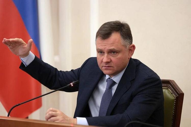 Губернатор Ростовской области поручил усилить контроль над работой управляющих компаний Работу управляющих компаний по обслуживанию многоквартирных домов возьмут на особый контроль Их работу рассмотрели на совещании в правительстве Ростовской области которое прошло по инициативе губернатора Юрия Слюсаря Участие в нем приняли как руководство контрольно надзорных органов так и представители крупных управляющих организаций На территории Ростовской области около 20 тысяч многоквартирных домов из которых половина обслуживается УК При этом на их работу поступает огромное количество жалоб со стороны жителей и надзорных органов При этом проблемы выявлены по всех сферах работы УК от оказания коммунальных услуг и содержания домом и придомовых территорий и до взаимодействия с жителями При этом качество работы УК с каждым годом только ухудшается Об этом говорят жалобы жильцов о невозможности связаться с аварийно диспетчерскими службами отсутствии сантехников и электриков проблемах с коммуникациями и завышенными счетами за комуслуги из за несвоевременного ввода общедомовых приборов учета С началом отопительного сезона на отсутствие тепла и горячей воды больше всего сетовали жители Ростова на Дону Таганрога Шахт Батайска и Новочеркасска По данным областного министерства ЖКХ в донской столице выросло число жалоб на УК которые еще недавно считались благополучными Квадро Патриот Сервис СпецСтрой СК10 Военвед и др Губернатор Ростовской области Юрий Слюсарь в ходе совещания потребовал от управляющих компаний начать работать в интересах жителей и предоставлять им качественные услуги В противном случае у них могут возникнуть проблемы так как закрывать глаза на их плохую работу нельзя Конечно так удобно работать Деньги получаешь ответственности никакой ни перед жителями ни перед заказчиками ни перед муниципалитетом ни перед надзором Так не пойдёт ребята Каждый отвечает за свою работу муниципалитет в своей части ресурсники в своей регоператор в своей фонд капремонта в своей а вы в своей А если не будете отвечать то придет ГЖИ и сделает нехорошо по крайней мере заберет лицензию а может быть и повыше обратится Если мы этого не увидим то будем процеживать количество управляющих компаний высказался в адрес УК Юрий Слюсарь Претензии у главы региона возникли и к эффективности работы органов которые должны защищать права жителей Так только в этом году жители Дона направили в государственную жилищную инспекцию более 7 тысяч жалоб на работу УК это четверть от всех обращений в ведомство Но госжилинспекция провела всего 806 контрольных мероприятий выдала 178 предписаний и составила 358 протоколов об административных нарушений И это очень мало По словам Юрия Слюсаря ГЖИ не должны ограничиваться только фиксацией нарушений и составлением антирейтингов Надо не просто отслеживать количество недобросовестных компаний составлять их антирейтинг а принимать решения по ним выходить на проверку всех там перетряхнуть разобраться на месте что происходит в чем причина некачественной работы Иначе зачем этот антирейтинг нужен для антикубка обратился Юрий Слюсарь к начальнику региональной госжилинспекции Не понравилось губернатору и работа ГЖИ с обращениями жителей Из за различных бюрократических процедур срок ответа на обращения граждан достигает порой до трех месяцев Юрий Слюсарь поручил руководителю ГЖИ Павлу Асташеву представить предложения по повышению результативности работы инспекции Подпишись на 1Rnd в МАХ Написать в редакцию