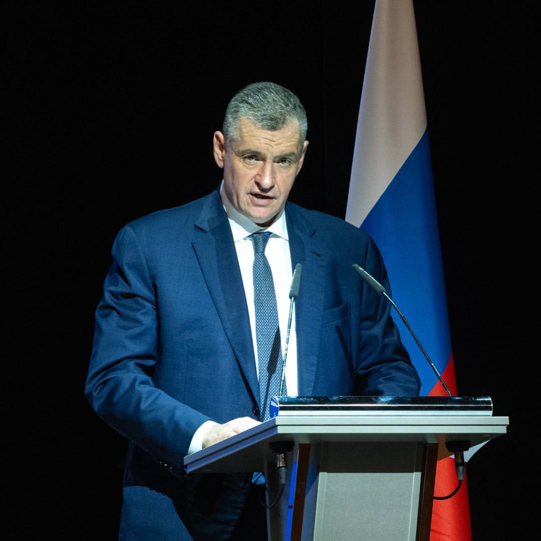 Лидер ЛДПР Леонид Слуцкий предложил закрепить в законе приоритетное право детей граждан России перед детьми мигрантов при зачислении в детсады  В некоторых регионах доля иностранцев в детсадах сегодня достигает 30–40%.  Представьте: вы подаёте документы в детский сад, а мест нет — их заняли дети мигрантов!?!? И все потому, что приезжают к нам со своими многодетными семьями и получают места в приоритетном порядке.  "Места в детсадах отдают отпрыскам мигрантов, а наши, русские семьи зачастую лишены этой базовой меры социальной поддержки. ЛДПР не допустит, чтобы орды мигрантов вытеснили русских людей из детсадов, школ, а затем и вообще из России!", — подчеркнул Слуцкий.  Несправедливость нужно устранить. Права российских семей должны быть защищены!  Подписаться
