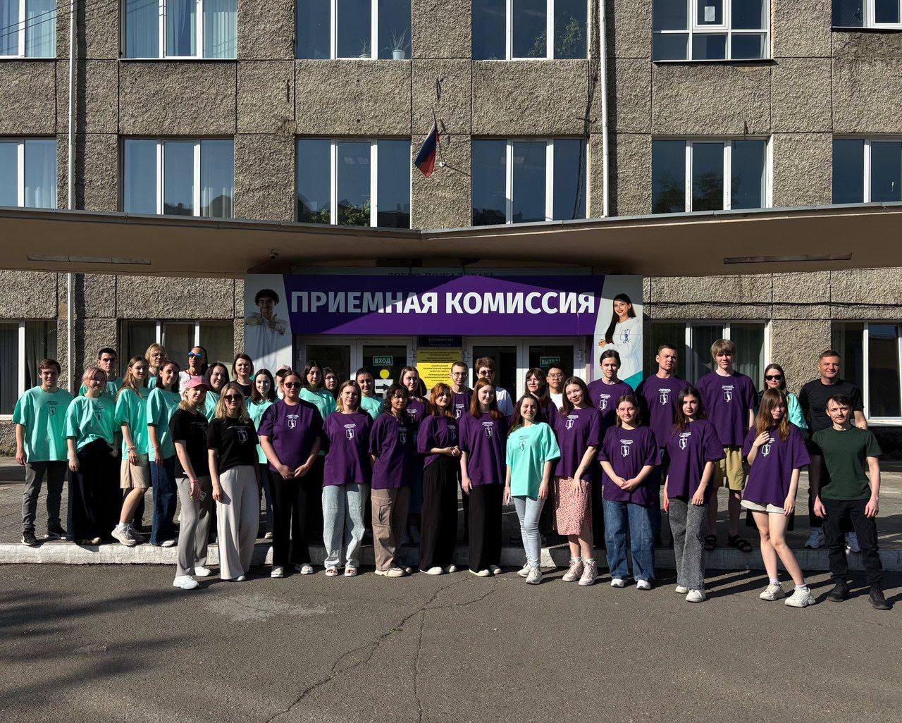 Первая волна зачисления в ЗабГУ завершена — на бюджетные места по квотам и целевые места зачислено 296 студентов  О завершении первой волны зачисления рассказала ректор Забайкальского госуниверситета Оксана Мартыненко. На бюджетные места зачислены 296 — участники СВО и их дети, лица льготных категорий, а также целевики по прямым заказам работодателей.    Абитуриентам необходимо подать согласие на зачисление до 5 августа. Вторая волна зачисления по общему конкурсу на бюджет состоится 6-7 августа.   «В этом году наибольшее число целевых мест пришлось традиционно на педагогическое образование, а также на инженерные программы. Целевые договоры заключены в том числе и на наши новые программы в области искусственного интеллекта, автоматизации производства, химических технологий в горной промышленности: для нас это важный индикатор попадания в целевую потребность индустрии», — рассказала Оксана Мартыненко.    ЗабГУ реализует федеральную программу «Приоритет-2030», которая является частью нацпроекта «Молодежь и дети».    Подписывайтесь: