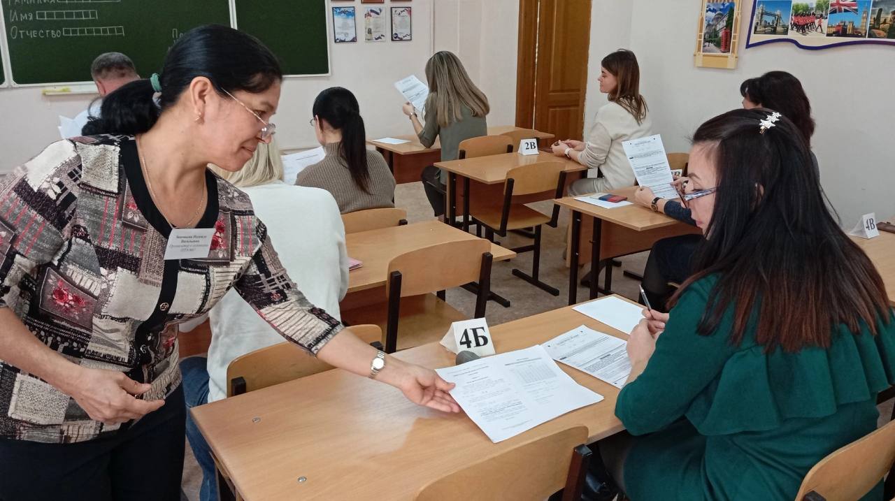 В Камышине прошла акция «ЕГЭ для родителей».  В этом году родителям предложили написать контрольную работу по самому трудному предмету – математике.  Главное не результат и количество набранных баллов, а возможность пройти все процедуры, которые предстоят будущим выпускникам: от проверки документов и заполнения бланков до решения КИМов.   На «пробнике» для родителей всё по-настоящему: в аудиторию они заходят только с ручкой и паспортом, решают задания, а потом получают результат. После написания экзамена с аудиторией работают учителя-предметники и психолог, которые делятся секретами успешной сдачи ЕГЭ.