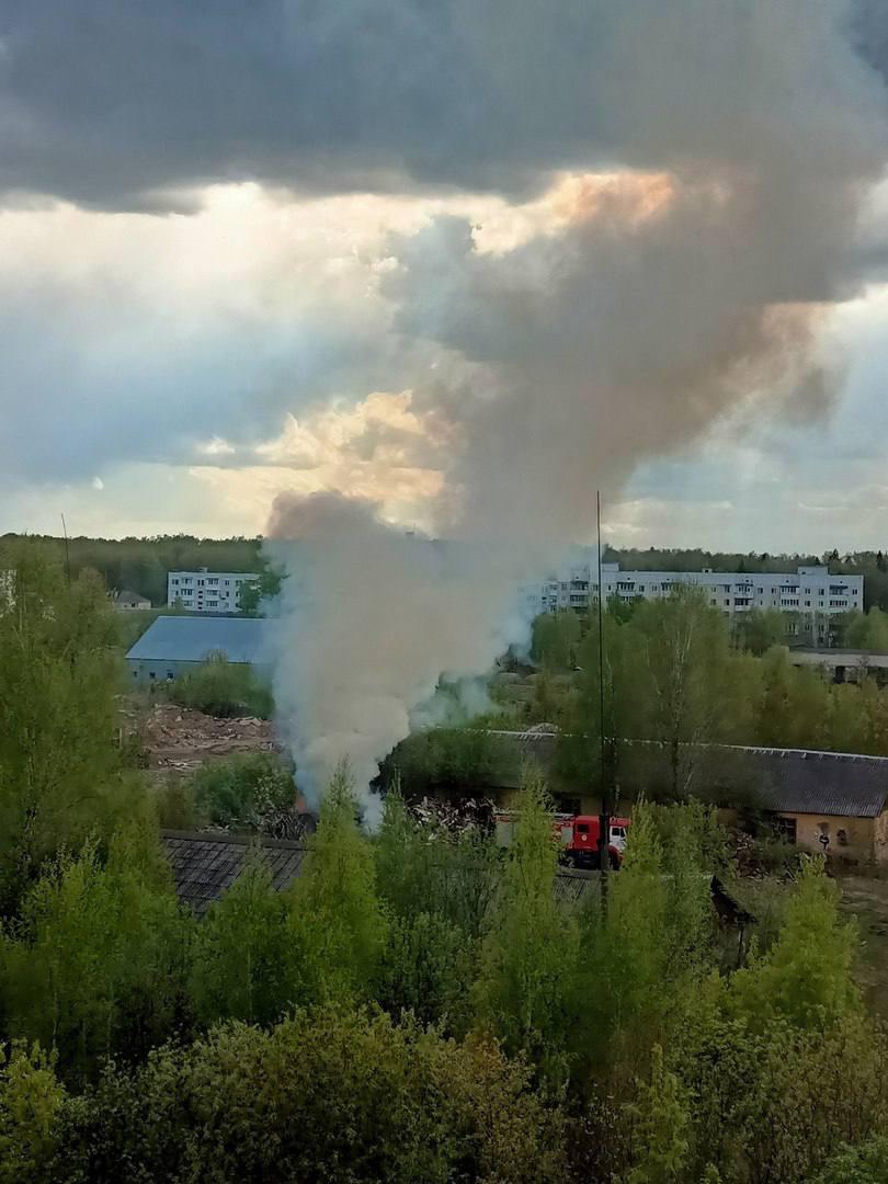 В Подмосковье на территории бывшей военной части неизвестные каждый день сжигают горы мусора. Жители пишут обращения, но мусор продолжают сжигать уже второй год. Жители Фрязино массово жалуются на регулярный запах гари и дым, который идет с территории бывшей военной части, закрытой еще в 2016 году. По их словам, неизвестные регулярно свозят туда мусор, а как его становится много, все это начинают поджигать. Как бороться со стихийным мусорным полигоном никто не знает — жалобы результата не приносят. После каждого поджога местные жители вызывают МЧС, но и это не решает проблему. В ответ на жалобы о запахе дыма им отвечают, что все в пределах нормы. В местной администрации заявляли, что МБУ "Городское хозяйство" подало заявление в полицию Фрязино по фактам поджогов зданий на территории бывшей воинской части. Идет проверка.
