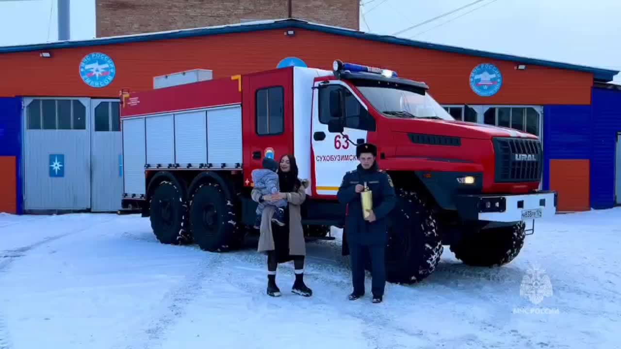 Пожарный из Сухобузимского узнал пол малыша с помощью огнетушителя