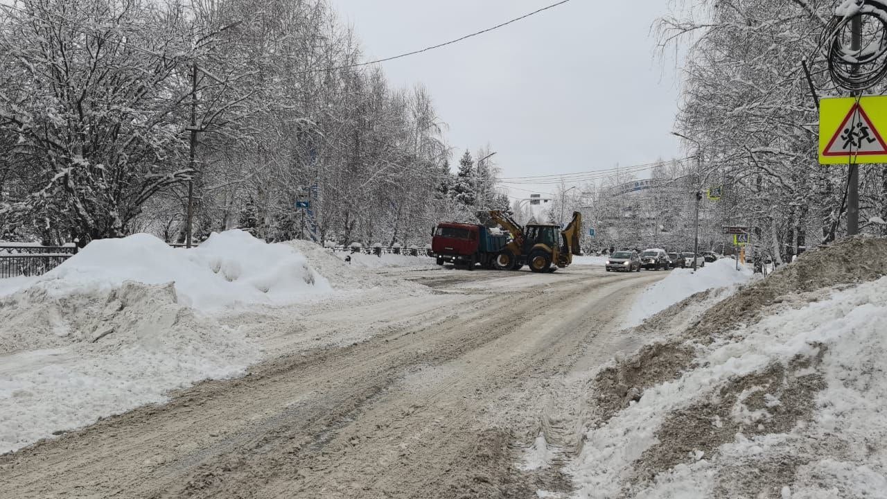 После большого снегопада сегодня с 2:00 на улицы Горно-Алтайска вышло более 30 единиц спецтехники, сообщает мэр Ольга Сафронова.  Работают бригады по очистке общественных территорий. Также приступили к очистке автобусных остановок, подходов к пешеходным переходам.  В первоочередном порядке очищаются улицы с автобусными маршрутами, центральные и транзитные дороги. Затем будет производиться очистка улиц, по которым не движется общественный транспорт.  К работе присоединились управляющие компании, торговые объекты и персонал социальной сферы.   После полной очистки проездов и пешеходных тротуаров будет осуществляться вывоз снега.