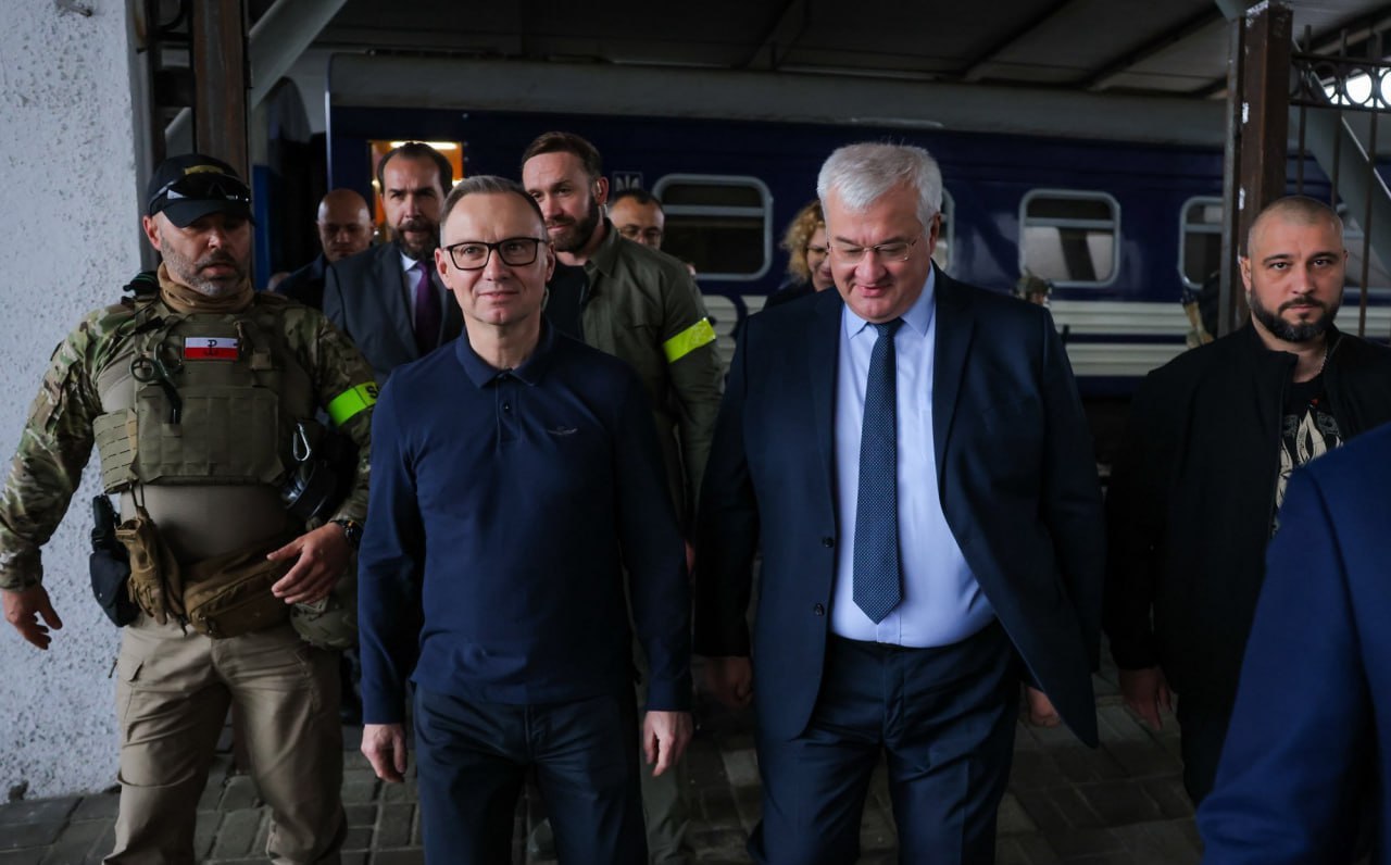 Президент Польши Анджей Дуда внезапно прибыл в Киев для встречи с Владимиром Зеленским. На вокзале польского лидера приветствовал глава МИД Украины Андрей Сибига. По информации TVP Info, визит имеет прощальный характер, поскольку срок президентских полномочий Дуды истекает 6 августа. Подписаться Написать в редакцию Поддержать Донбасс