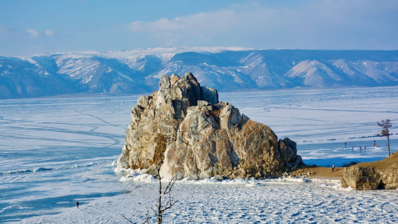 На остров Ольхон можно будет улететь самолетом С 15 января назначен авиарейс Улан Удэ Хужир который будет выполняться авиакомпанией СиЛА в партнерстве с авиакомпанией Аврора Рейсы будут выполняться ежедневно самолетом ТВС 2МС который представляет собой модификацию Ан 2 и вмещает 12 пассажиров Вылет самолета из Улан Удэ в 9 10 из Хужира в 10 10 Время в пути один час стоимость перелета в одну сторону 2500 рублей Подписаться на канал