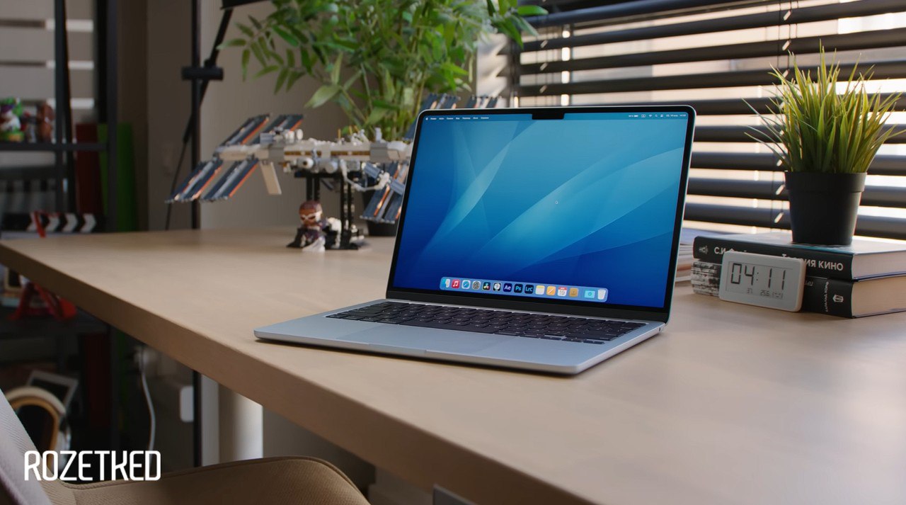СМИ: в начале 2026 года выйдет недорогой MacBook на чипе А18 Pro Согласно источнику, Apple планирует спуститься в неизведанную для себя нишу — новый Mac на телефонном чипсете получит дисплей на 12,9" и будет стоить 600-700 долларов. Сейчас самой бюджетной моделью является MacBook Air, чья стоимость стартует от 999 долларов. rozetked.me/news/40861