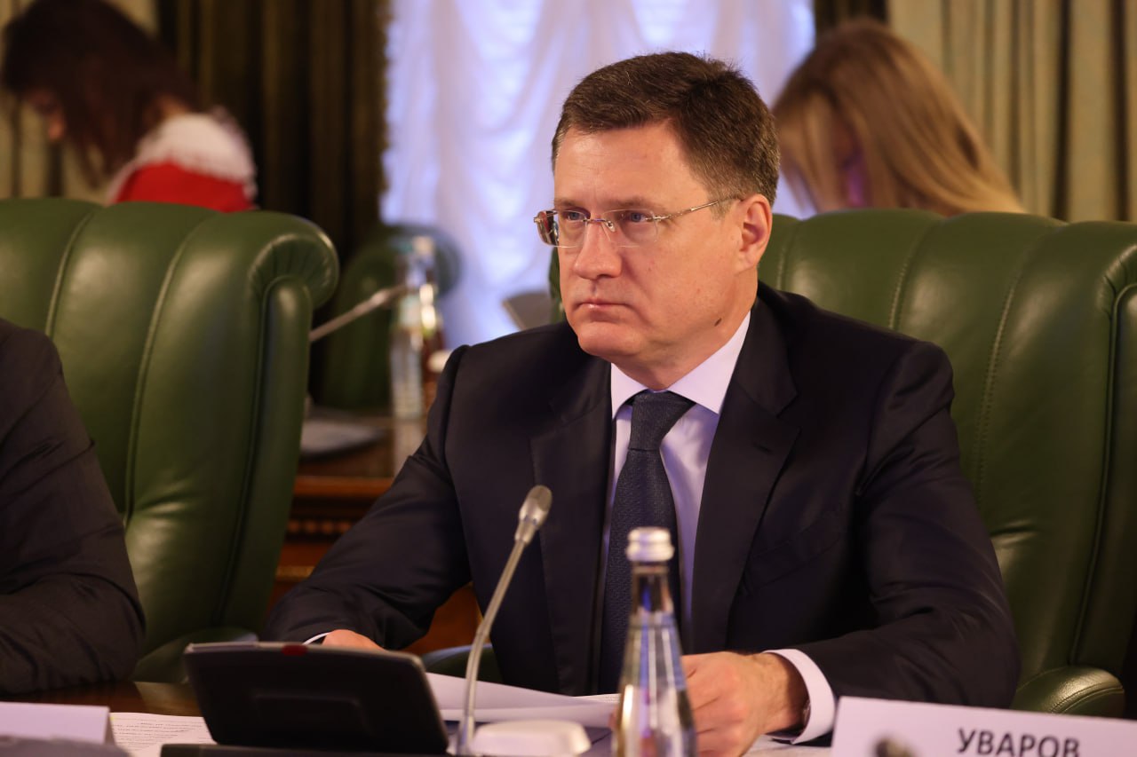 Александр Новак провел заседание штаба по ситуации на внутреннем рынке нефтепродуктов В ходе заседания обсуждалась текущая ситуация на рынке нефтепродуктов, условия их транспортировки по железной дороге, а также поставки топлива сельхозпроизводителям. По информации Минэнерго и ФАС, цены на топливо в розничном сегменте остаются стабильными, дефицит отсутствует. Внутренний рынок полностью обеспечен бензином и дизельным топливом. Поставки сельхозпроизводителям в период посевной кампании идут по плану, все заявки аграриев удовлетворяются. Александр Новак поручил Минэнерго и ФАС осуществлять мониторинг цен на топливо в целом по стране и в отдельных регионах, включая Дальневосточный федеральный округ. Также поручено обеспечивать регулярность и равномерность продаж бензина и дизельного топлива на Петербургской бирже для удовлетворения заявок потребителей в период повышенного летнего спроса и проработать своевременные сроки его доставки покупателям по железной дороге. Александр Новак поблагодарил «РЖД», Минтранс и нефтяные компании за слаженную работу, которая позволила подойти к периоду повышенного спроса на топливо с наличием достаточного предложения товара и ценами, не превышающими инфляцию. «Прошу обратить внимание на проблему простоев вагонов при перевозке нефтепродуктов. Это невыгодно ни нефтяным компаниям, ни "РЖД". При взаимодействии с участниками рынка прошу определить ответственных за такие случаи и наладить механизм своевременной доставки грузов покупателям», – сказал вице-премьер.