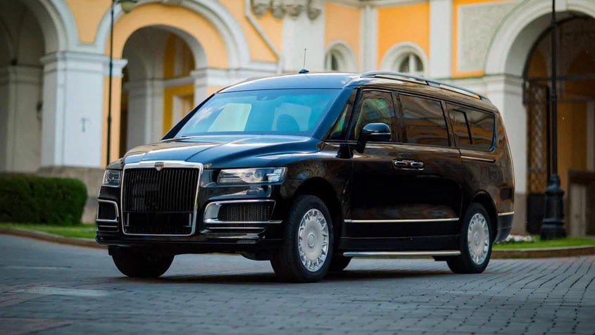 Марка Aurus объявила о скором начале приёма заказов на минивэн Arsenal На первом этапе машины для свободной продажи будут производиться в НАМИ сообщает Российская газета со ссылкой на коммерческого директора Aurus Артёма Юсупова До сих пор Arsenal нельзя было купить частным заказчикам он выпускался только для ФСО Почти шестиметровый вэн оснащается гибридной силовой установкой с 4 4 литровым V8 в основе Мощность 636 л с привод полный Цены пока не объявлены На официальном сайте марки на данный момент указана стартовая стоимость седана Senat и внедорожника Komendant от 48 500 000 и 46 900 000 рублей соответственно Журнал Авто ру online