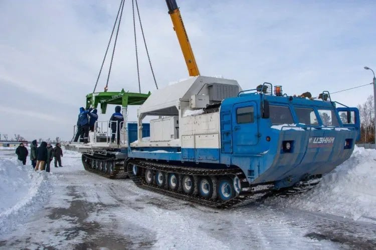 На космодроме Восточный готовятся к запускам совершенно нового космического корабля  Автономные испытания комплекса районов посадки и первичного обслуживания возвращаемого аппарата  КРППОВА  пилотируемого транспортного корабля начались на космодроме Восточный в Амурской области.  Специалистам предстоит провести ряд испытаний технологического оборудования КРППОВА, сообщает Центр эксплуатации объектов наземной космической инфраструктуры. Испытания начались с приемки учебно-тренировочных средств, а на прошлой неделе стартовали испытания транспортно-технологического и стыковочно-переходного модулей, выполненных на базе вездеходов.  В ЦЭНКИ рассказывают, что специалисты оценили состояние элементов металлоконструкций, крепежных деталей техники и начали проверять стыкуемость модуля с грузомакетом пилотируемого транспортного корабля в транспортировочном и обслуживаемом положениях. После чего приступили к пробеговым испытаниям, где техника показала себя успешно в работе при преодолении 15-километрового участка местности в различных режимах эксплуатации.  Автономные испытания будут длиться до конца апреля. После их успешного завершения специалисты начнут комплексные испытания КРППОВА.   ТЕЛЕПОРТ.РФ – здесь все об Амурской области  Написать нам