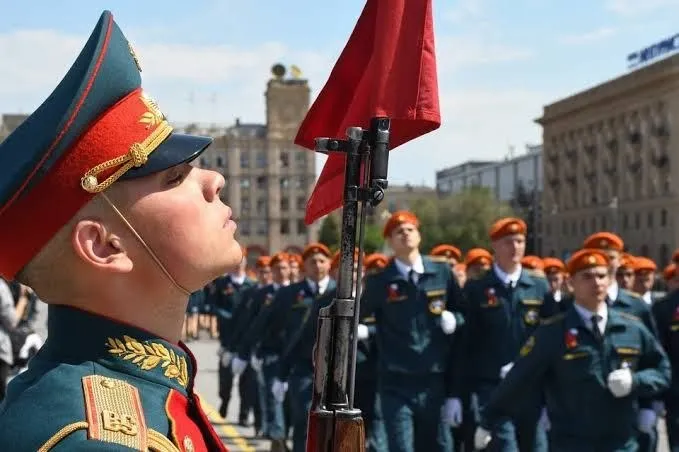 Парад Победы в Волгограде всё же состоится на площади Павших Борцов До этого сообщалось что мероприятие пройдет на набережной но место проведения изменилось Также стала известна программа 10 00 Парад Победы на площади Павших Борцов 15 00 праздничный гала концерт в филармонии 22 00 торжественный артиллерийский салют на набережной Акция Бессмертный полк в этом году пройдет в онлайн формате портреты ветеранов будут транслировать на медиаэкранах и в общественных зданииях города События по волгоградски по волгоградски Подписывайся в МАХ