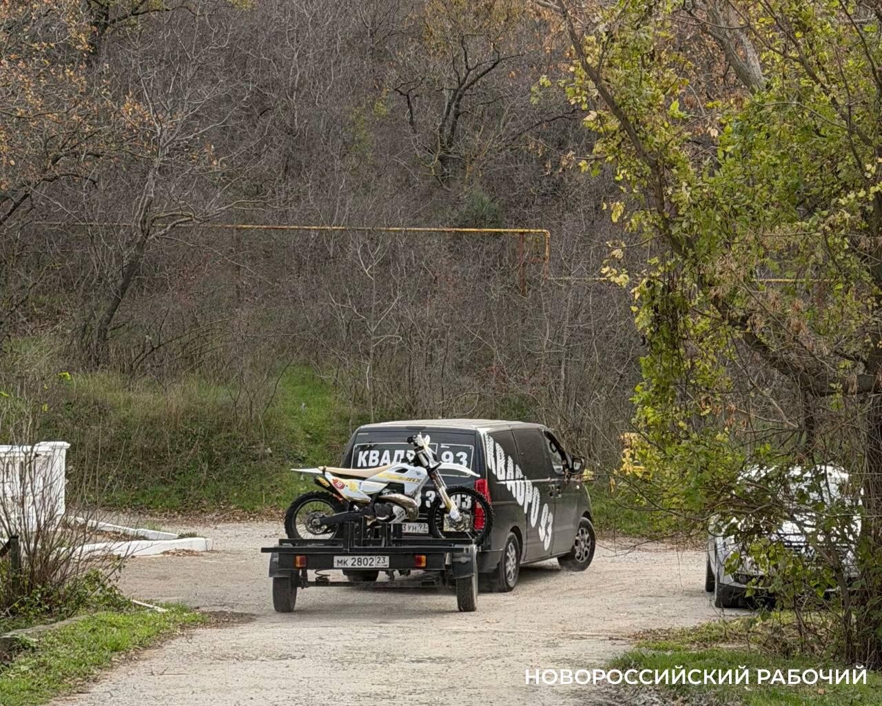 В Новороссийске локализовали лесной пожар на площади 1 2 га На склоне Маркотхского хребта было зафиксировано возгорание сухой травы сообщил о подробностях утреннего происшествия глава Новороссийска Андрей Кравченко Пожар на 12 часов был локализован на площади 1 2 га Организован оперативный штаб В тушении задействованы порядка 65 человек и 18 единиц техники Это не только сотрудники экстренных служб но и волонтеры которые подвозят воду в труднодоступное место На помощь пришли эндуристы и добровольцы джиппинга из Абрау Дюрсо novorab official