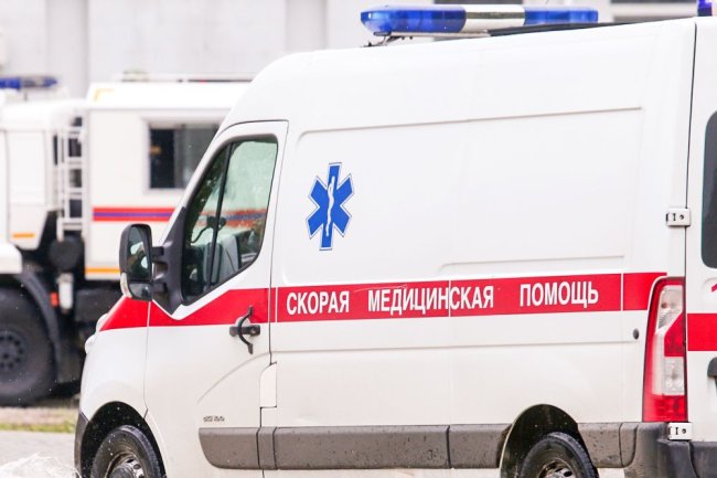 Врач московской скорой помощи погиб после того как ответил на телефонный звонок матери во время оказания медпомощи ребенку Коллеги не сразу заметили его отсутствие и нашли его уже мертвым сообщили Российской газете очевидцы По нашим данным сотрудник неотложки с коллегами прибыл в ЖК Династия чтобы оказать помощь ребенку У пациента была высокая температура но никаких серьезных рисков не наблюдалось Пока коллеги врача работали с ребенком тот ненадолго отошел в другую комнату чтобы ответить на телефонный звонок Через некоторое время местные жители гулявшие с собакой нашли мужчину под окнами высотки Сначала мы с мужем услышали странный звук обернулись и увидели сам момент падения рассказывает местная жительница Александра Первым делом муж вызвал полицию я пошла к охране самого жилого комплекса Минут 15 мы были одни с погибшим Спустя какое то время на улицу вышли коллеги врача они уже несколько минут искали его в квартире и в подъезде Отец ребенка которому медики оказали помощь решил выглянуть в окно и увидел погибшего По этому факту проводится проверка устанавливаются все обстоятельства несчастного случая Подписаться на Российскую газету в Читать нас в MAX