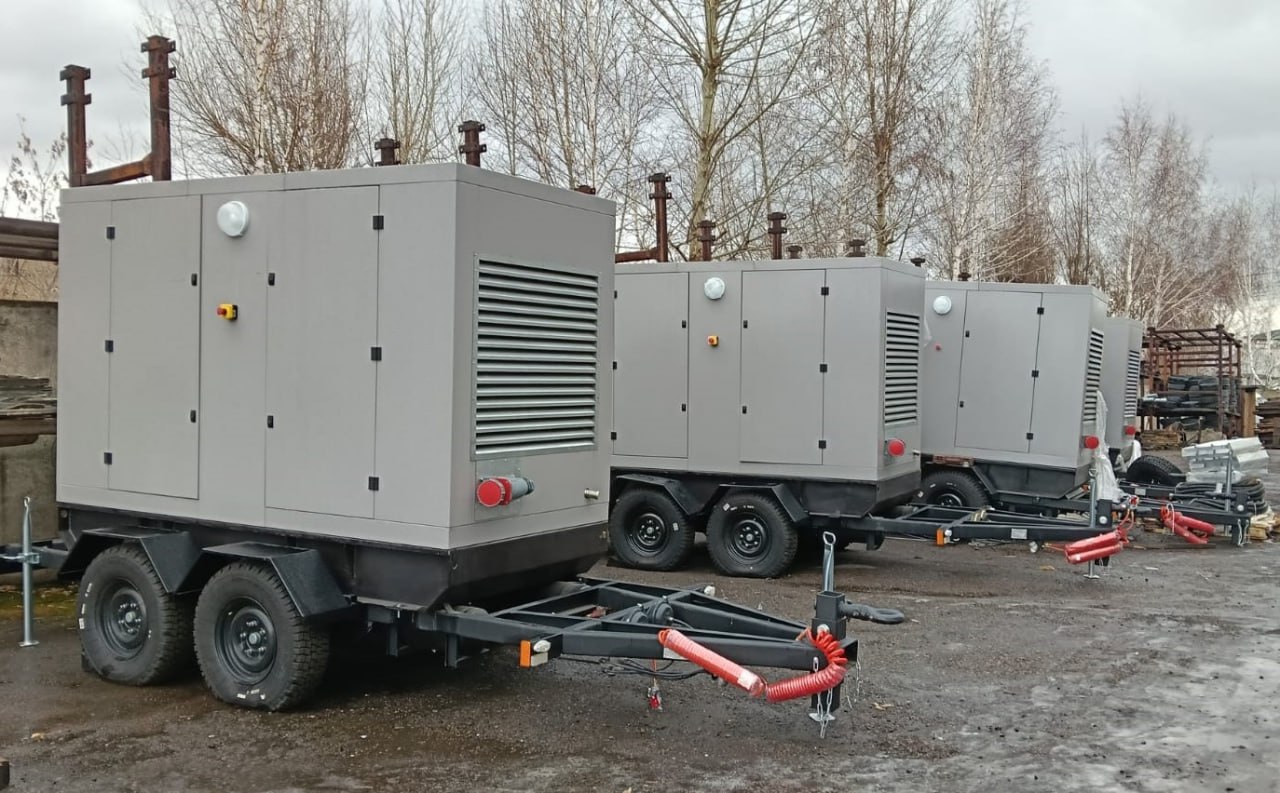 Для муниципалитетов края дополнительно закупаем 25 мобильных дизельных генераторов мощностью 60 и 100 кВт Это не первая партия мобильных электроисточников закупленная министерством В этом году 90 генераторов мощностью 30 50 100 160 200 кВт уже получили почти все округа края Такой резервный источник питания ещё один инструмент для глав муниципалитетов который позволит им оперативно реагировать на ситуации и обеспечивать энергией объекты даже в самых удалённых территориях Электростанции закупаются по поручению Губернатора Михаила Котюкова