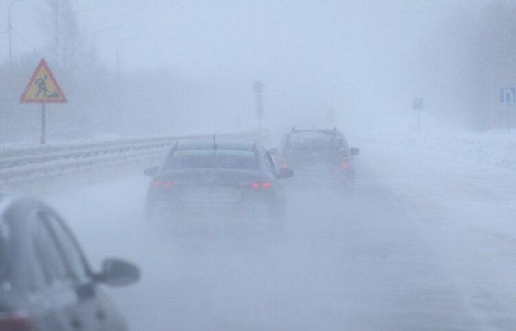 На трассах Татарстана из за метели ввели ограничения На федеральных трассах Татарстана вводят временные ограничения движения для автобусов и грузовых автомобилей Причиной стали неблагоприятные погодные условия сильный снег порывистый боковой ветер метель и ограниченная видимость Ограничения действуют на нескольких участках М 7 Волга Москва Казань с км 735 683 по км 856 916 и с км 988 122 по км 1068 200 подъезд к городу Киров с км 15 760 по км 127 190 Р 243 Кострома Пермь подъезд к Ижевску и соединение с М 12 Восток с км 397 364 по км 426 343 подъезд к Ижевску и Перми с км 0 000 по км 28 916 А 295 Йошкар Ола Зеленодольск М 7 Волга с км 95 566 по км 126 279 Р 239 Казань Оренбург граница с Казахстаном с км 10 910 по км 399 065 Р 241 Казань Буинск Ульяновск с км 0 000 по км 136 969 А 151 Цивильск Ульяновск с км 122 805 по км 136 710 По прогнозу ограничения должны действовать до 6 00 17 февраля При возникновении сложных ситуаций водителям рекомендуется обращаться в круглосуточную диспетчерскую службу ФКУ Волго Вятскуправтодор по телефону 8 843 273 54 08 или службу спасения по номеру 112 Подписаться Сообщить новость   Вести Татарстан в MAX