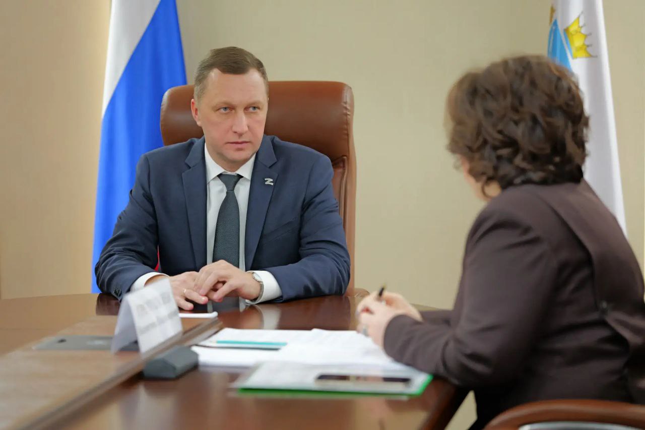 Губернатор Роман Бусаргин провел рабочую встречу с главой Краснокутского района Валентиной Гречушкиной Обсуждались развитие муниципалитета реализация различных проектов и программ в 2025 м году В рамках госпрограммы Комплексное развитие сельских территорий в районе реализованы 8 проектов В частности они направлены на улучшение качества водо и электроснабжения Завершается строительство новой поликлиники рассчитанной на 400 посещений в смену По федеральной программе Формирование комфортной городской среды отремонтированы 3 двора и благоустроены 2 общественные территории Краснокутскими аграриями намолочено 167 тысяч тонн зерновых и зернобобовых культур В планах произвести мяса скота и птицы в живом весе не ниже уровня прошлого года 4 4 тысячи тонн молока 21 тысяча тонн яиц 26 млн штук Инвестировано в основной капитал АПК района 320 млн рублей На территории района на средства субсидии которая выделяется из расчета 3000 рублей на каждого сельского жителя отремонтировали 6 км дорог в 11 муниципальных образованиях За счёт региональных средств в порядок привели 11 км дорог и 1 2 км тротуаров на сумму 144 млн рублей По региональным программам в селе Лепехинка отремонтированы школа дом культуры и библиотека в селе Интернациональное детский сад в районном центре спортивный зал в школе 1 и дом детского творчества Закуплено оборудование для школьных музеев села Первомайского и школы 3 в Красном Куте Начатую модернизацию по социальным направлениям продолжим и в следующем году Приоритетом остается создание комфортных условий для жителей В районе реализуются федеральные и региональные программы зона ответственности муниципалитета обеспечение исполнения всех взятых обязательств а также работа над повышением эффективности бюджетной политики для реализации самостоятельных решений связанных с развитием территории подчеркнул Роман Бусаргин Канал ПУЛ Z 64 в MAX