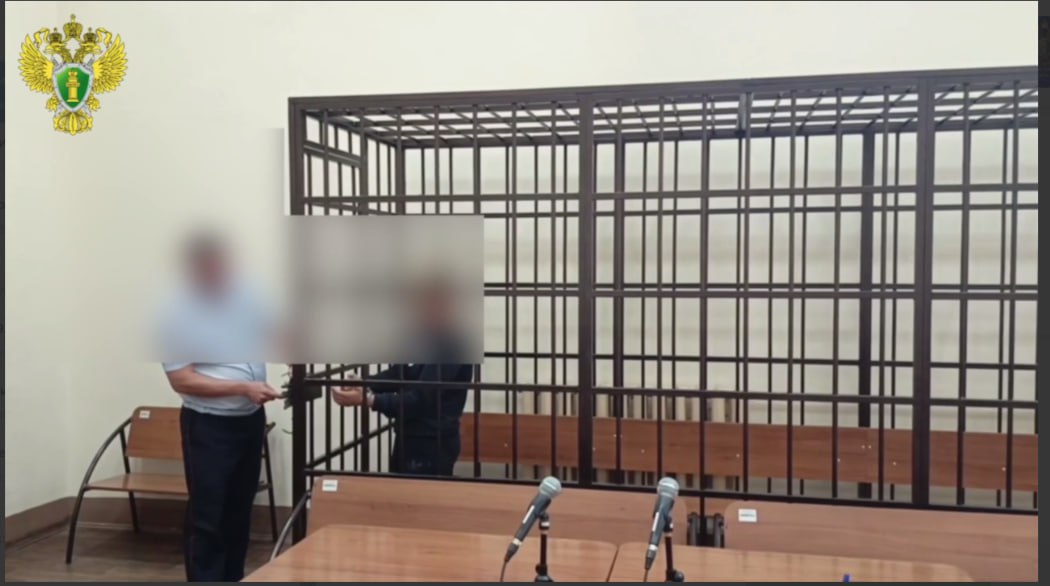 В Марий Эл женщину арестовали за то, что она напала на полицейских, сообщают в Прокуратуре республики.  Инцидент произошёл 10 августа 2025 года. Известно, что преступнице 26 лет, она родом из Нижнего Тагила. Женщина, ранее неоднократно судимая, находилась в приёмном отделении медицинского учреждения в Волжске. Она напала на полицейского с ножницами. Несмотря на требования прекратить безобразие и отдать ножницы, женщина продолжила оказывать активное сопротивление представителям власти — расцарапала руку сотруднику правоохраны, прибывшему для оказания содействия, а также укусила его за бедро. На момент нападения она была выпившая.  По запросу следователя из Волжска суд отправил её под стражу. По уголовному делу назначены экспертизы. Следственные и процессуальные действия направлены на выяснение всех обстоятельств преступления, сбор и фиксацию доказательств.