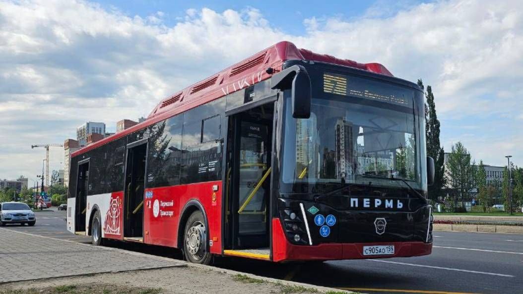 В Перми на городские маршруты вышли новые автобусы. Об этом сообщил мэр Эдуард Соснин. Обновлённый подвижной состав начал курсировать по маршрутам №2, 7, 32, 40, 47, 60, 77, 78 и 80. Новые автобусы-«гармошки» появились на маршрутах №27 и 53. Новые автобусы оснащены кондиционерами, USB-розетками, системой климат-контроля и датчиками пассажиропотока. В ближайшее время «гармошки» начнут также курсировать на маршрутах №1, 14 и 15. К концу года их общее число должно превысить 100. Источник ЧП Пермь Прислать новость