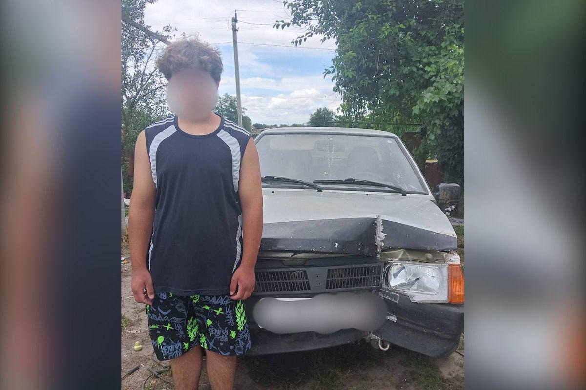 На Кубани 13-летний водитель разбил «Ладу» об столб и сбежал В станице Канеловской Староминского района подросток без прав врезался на «Ладе» в опору ЛЭП и скрылся с места ДТП. Позже полиция выяснила, что за рулем был 13-летний парень. Расследование установило: разрешение несовершеннолетнему сесть за руль дала его мать. В данном случае понять и простить не получится, из-за подростка семье грозит штраф от 5 до 15 тыс. руб. А его матери – отдельное взыскание в 30 тыс. руб. за передачу управления лицу без водительского удостоверения. _____________________________ Есть интересная новость? Присылайте нам Краснодар Сегодня ПРИСЛАТЬ НОВОСТЬ