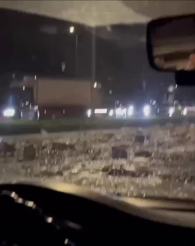 В Казани и Подмосковье жители собирают разбросанные бутылки после аварий с фурами