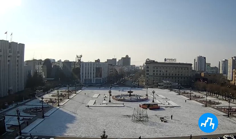 На площади Ленина и в парке «Динамо» начали устанавливать Новогоднюю Елку  На центральной площади сейчас занимаются монтажом каркаса, а в парке «Динамо» он уже готов.    - Новому году быть!      - Хабаровск