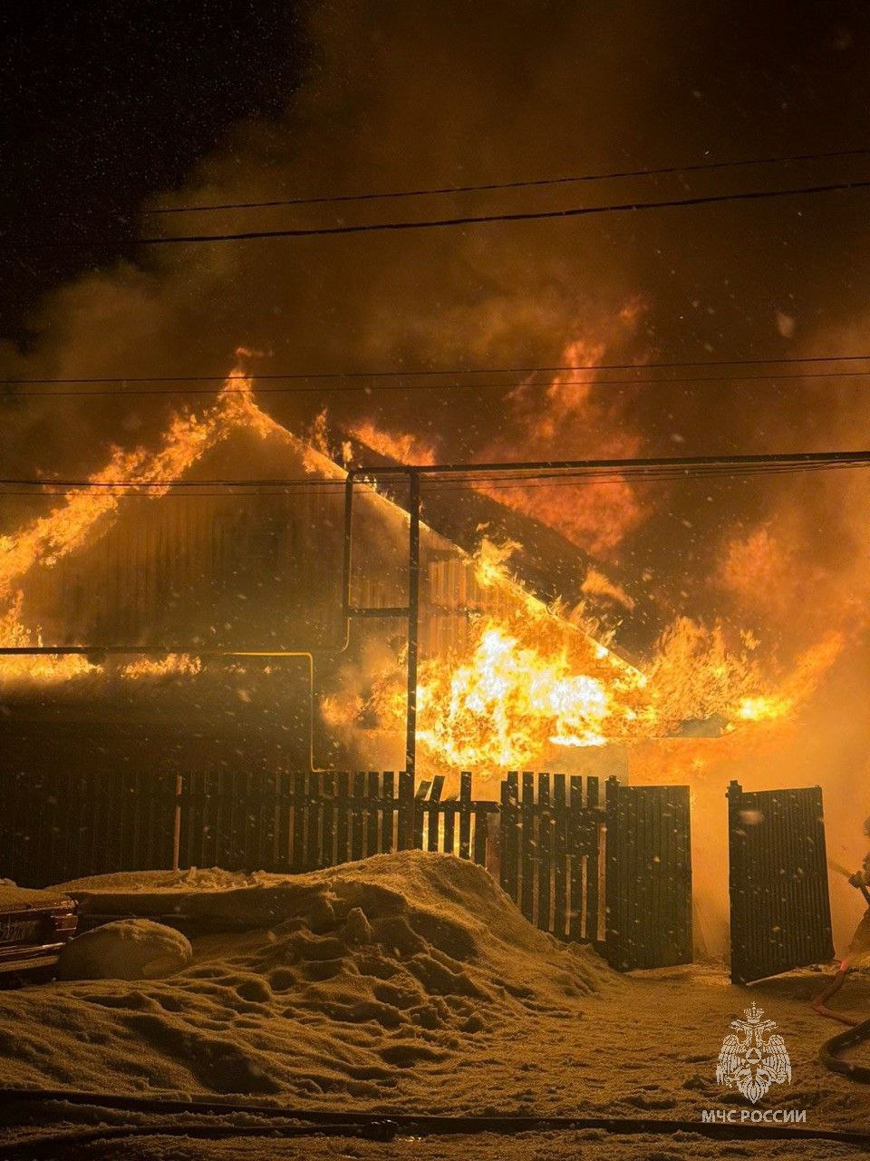 Пожарный извещатель спас жизнь пожилой женщине в Ютазинском районе  Пожар произошел в бревенчатом частном доме в селе Ютазы. Услышав громкий сигнал извещателя, 75-летняя хозяйка дома выбежала на улицу. К счастью, обошлось без пострадавших.  В ГУ МЧС России по РТ отметили, что дымовой пожарный извещатель в доме пенсионерки установили еще в 2020 году за счет средств сельского поселения.   Подпишитесь: