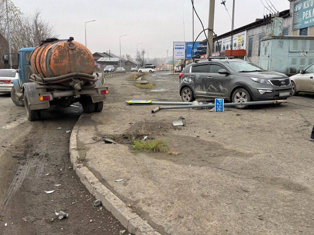 В Горно-Алтайске в результате столкновения автомобилей, пострадал несовершеннолетний пассажир.  3 ноября около 11:15 часов в Горно-Алтайске, в районе дома № 34 по ул. Бийская, 21-летний житель Усть-Канского района, управляя автомобилем Honda Accord, при повороте налево на регулируемом перекрестке, не уступил дорогу транспортному средству двигавшемуся со встречного направления прямо, и совершил столкновение с автомобилем ГАЗ 3307, за рулем которого находился 65-летний местный житель. После столкновения автомобиль ГАЗ по инерции отбросило на дорожный знак, который упал на припаркованный автомобиль Киа SLS Sportage, повредив его. В результате ДТП в республиканскую больницу за медицинской помощью обращался 16-летний пассажир автомобиля Honda Accord. Госпитализация ему не потребовалась. По факту ДТП проводится проверка.