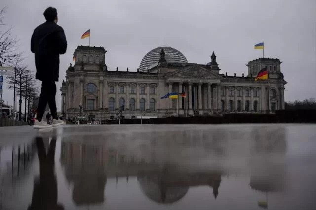 Канцлер ФРГ Фридрих Мерц назвал недопустимым низкий уровень трудовой занятости среди украинцев в Германии Они должны найти себе работу заявил Мерц Ранее немецкое правительство одобрило закон об отмене базового социального пособия для прибывших в Германию после 01 04 2025 граждан Украины и выплате им меньшего по размеру пособия для просителей убежища По данным газеты Бильд в 2024 году расходы на пособие по безработице в Германии выросли до рекордных 47 миллиардов евро Наш канал в MAX