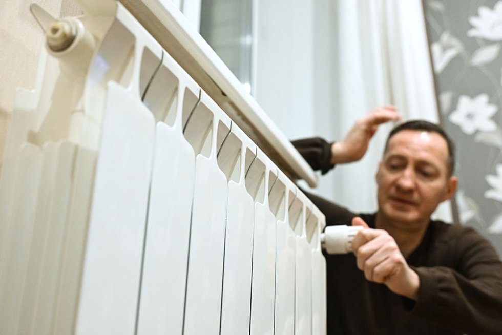 Если в отопительный сезон тепло в квартире часто отключают или батареи недостаточно теплые необходимо обратиться к исполнителю услуг чаще всего это управляющая компания В отдельных случаях размер платы за отопление можно уменьшить вплоть до ее полной отмены напомнили в Роспотребнадзоре В ведомстве рассказали о нормативах температуры в жилых помещениях она должна быть не ниже 18 градусов а в угловых комнатах не ниже 20 градусов В холодных районах где температура наиболее холодной пятидневки составляет 31 градус и ниже этот показатель должен быть не ниже 20 градусов а в угловых комнатах не ниже 22 градусов При этом перебои в подаче тепла по закону должны быть незначительными Так максимально допустимая продолжительность перерыва составляет не более 24 часов в сумме в течение одного месяца не более 16 часов единовременно при температуре воздуха в жилых помещениях от 12 градусов до нормативной температуры 18 20 градусов не более восьми часов единовременно при температуре воздуха в жилых помещениях от 10 до 12 градусов не более четырех часов единовременно при температуре воздуха в жилых помещениях от 8 до 10 градусов В целом услуги отопления должны предоставляться круглосуточно на протяжении всего отопительного периода Фото Рамиль Ситдиков РИА Новости Подписаться на Российскую газету в Читать нас в MAX