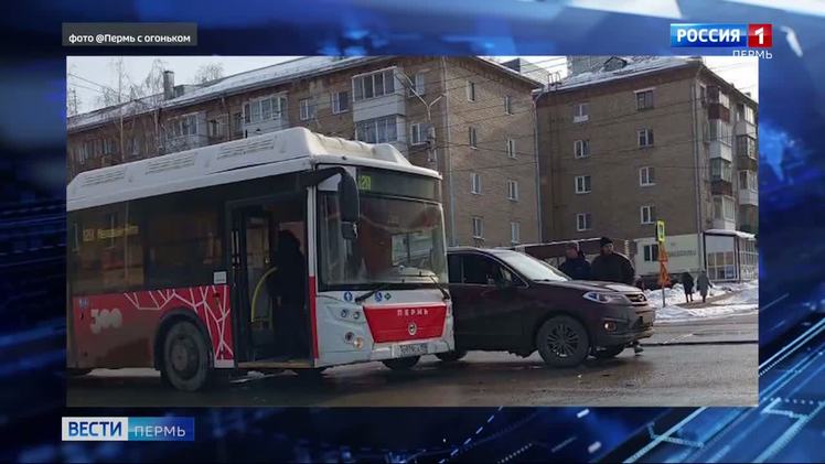 В ДТП с участием автобуса пострадала несовершеннолетняя пассажирка    В Перми следователи проверяют обстоятельства ДТП на ул. Мира, в котором пострадала 11-летняя девочка. Столкнулись иномарка и автобус. От удара ребенок не удержался на ногах в салоне пассажирского транспорта и упал, получив ушибы.