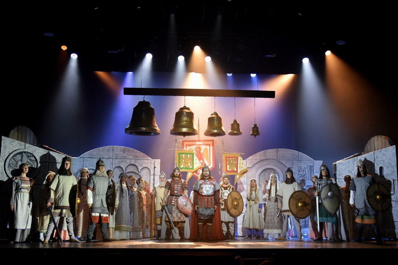 Правительство Алтайского края День артиста впервые пройдет в Алтайском крае 17 января в России впервые будет отмечаться новый профессиональный праздник День артиста Он был учрежден в 2025 году Праздник будет посвящен артистам театра кино цирка а также музыкантам и эстрадным исполнителям Дата выбрана не случайно В этот день родился первый народный артист СССР режиссер выдающийся педагог и создатель системы актерского мастерства Константин Сергеевич Станиславский Можно сказать что 2026 год в некотором смысле для нас будет Годом театра отметила министр культуры Алтайского края Елена Безрукова Потому что указом Президента год будет посвящен празднованию 150 летия Союза театральных деятелей России Так получилось что на 2026 год приходится и 80 летний юбилей нашей краевой организации СТД Поэтому подробнее на канале Правительство Алтайского края