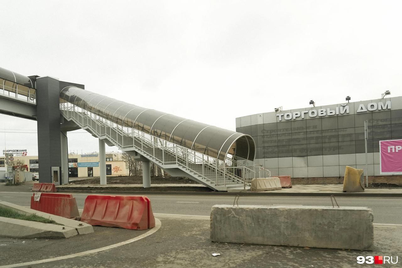 В Краснодаре закончили возведение пешеходного моста через улицу Уральскую Этот переход связал между собой Новознаменский и Комсомольский микрорайоны Сейчас на объекте ведутся работы по монтажу подъемников Планируется что надземный переход начнет работать в конце текущего года Югополис Прислать фото или видео