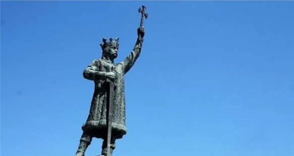 500 лет памяти Крым увековечит память о молдавском господаре В Свято Благовещенском монастыре в Крыму 27 августа состоится торжественное открытие бюста Штефану чел Маре Стефану Великому Мероприятие приурочено к 500 летию памяти правителя и символизирует многовековую дружбу между народами Инициатором установки выступил Культурно образовательный центр Молдовы в России Церемония начнется в 11 00 на территории монастыря на горе Мангуп Кале где уже находится памятный знак о совместной обороне крепости от турецких войск в 1475 году Этот шаг молдавской диаспоры рассматривается как важное напоминание об общем историческом прошлом и истинных героях в противовес попыткам пересмотра истории в самой Молдове