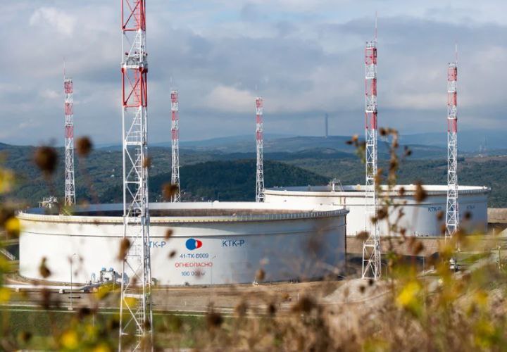 С «Каспийского трубопроводного консорциума», терминал которого находится в Новороссийске, США сняли санкции Минфин США исключил из санкционных ограничений «Каспийский трубопроводный консорциум». Американским компаниям на постоянной основе разрешается оказывать КТК нефтесервисные услуги. Об этом пишет «Ъ». До этого аналогичное разрешение действовало временно, срок действия соответствующей лицензии истекает 28 июня 2025 года. В январе Вашингтон ввел запрет на предоставление американскими компаниями услуг в сфере добычи нефти на территории России, включая разведку, бурение, переработку и транспортировку. Из ограничений были выведены КТК и «Тенгизшевройл». «Каспийский трубопроводный консорциум» связывает месторождения в Казахстане и на российском каспийском шельфе с терминалом в Новороссийске. Протяженность трубопровода составляет 1511 км. Живая Кубань