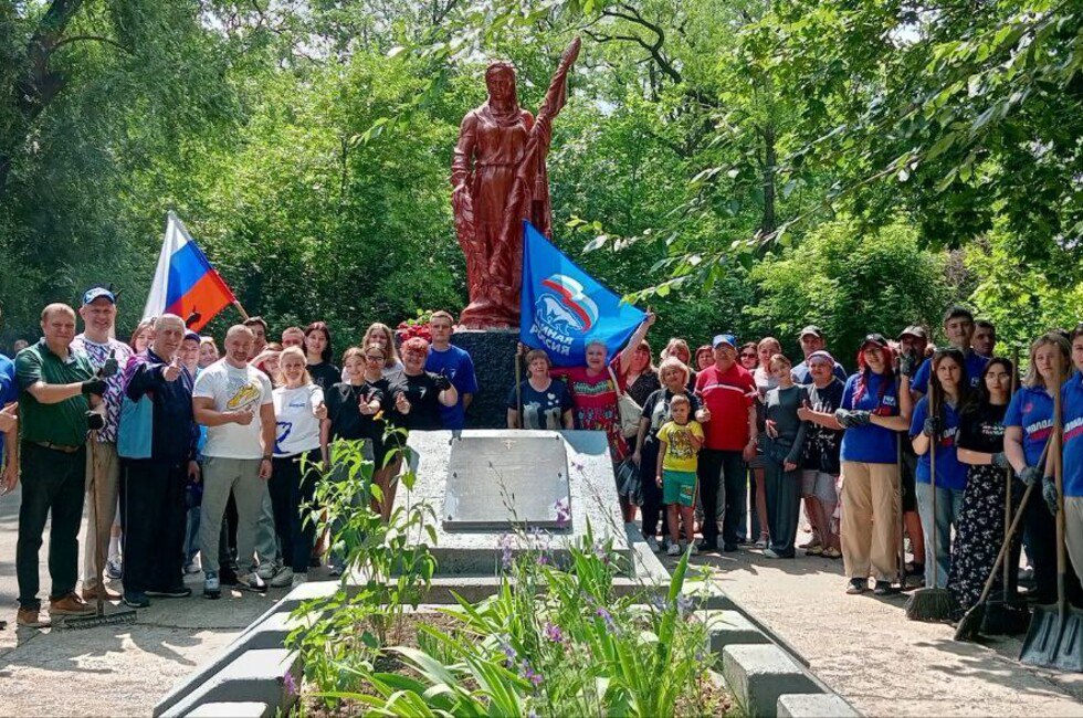 Вооружившись веником. В Киевском и Петровском районах Донецка навели порядок : Написать нам «В ходе рабочей поездки в Киевский район с жителями договорились провести субботник. Подключили депутатов Народного Совета, активистов Молодой Гвардии, Движения первых, Народной дружины. Вместе облагородили территорию. В Петровском районе также с участием жителей проводим субботники, облагораживаем зоны отдыха», — сказал Глава ДНР Денис Пушилин. Активное участие в уборке приняли и местные жители. Помимо общественных территорий, в порядок были приведены и места воинской славы. После интенсивной работы для всех участников организовали полевую кухню с кашей и горячим чаем. «Проведем еще не одну подобную акцию. Рад, что жители участвуют в таких инициативах и помогают навести порядок у себя же во дворах, а в конечном счете помогают сделать нашу Республику лучше!», — добавил Пушилин. #молодежь Фото: Официальный тг-канал Главы ДНР Дениса Пушилина Читать полностью