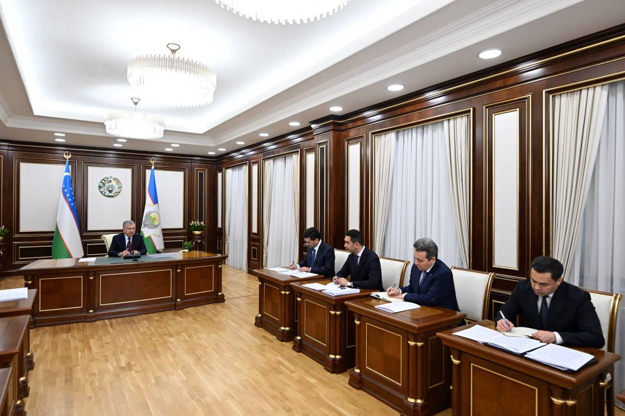 В Узбекистане могут ввести уголовную ответственность за содействие незаконной миграции Президент Шавкат Мирзиёев ознакомился с мерами по совершенствованию системы внешней трудовой миграции На презентации говорилось об участившихся случаях незаконной миграции и мошенничества при оказании консалтинговых услуг В целях повышения правовой грамотности трудовых мигрантов было предложено установить в международных аэропортах интерактивные информационные киоски по вопросам миграции а также увеличить размер штрафов для консалтинговых организаций осуществляющих деятельность без лицензии Поручено изучить вопрос о введении в Уголовный кодекс ответственности за организацию и содействие незаконной миграции отметили в пресс службе президента Подписывайтесь на Repost Прислать новость