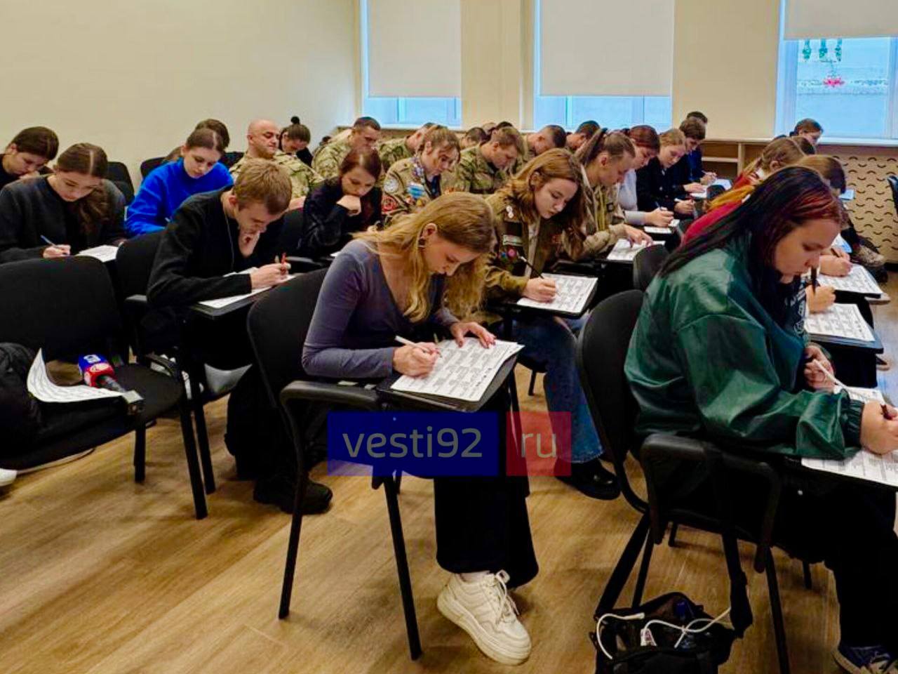 В Севастополе провели акцию — «Тест по истории Великой Отечественной войны»  В нём приняли участие больше 40 школьников, студентов и представителей Росгвардии.