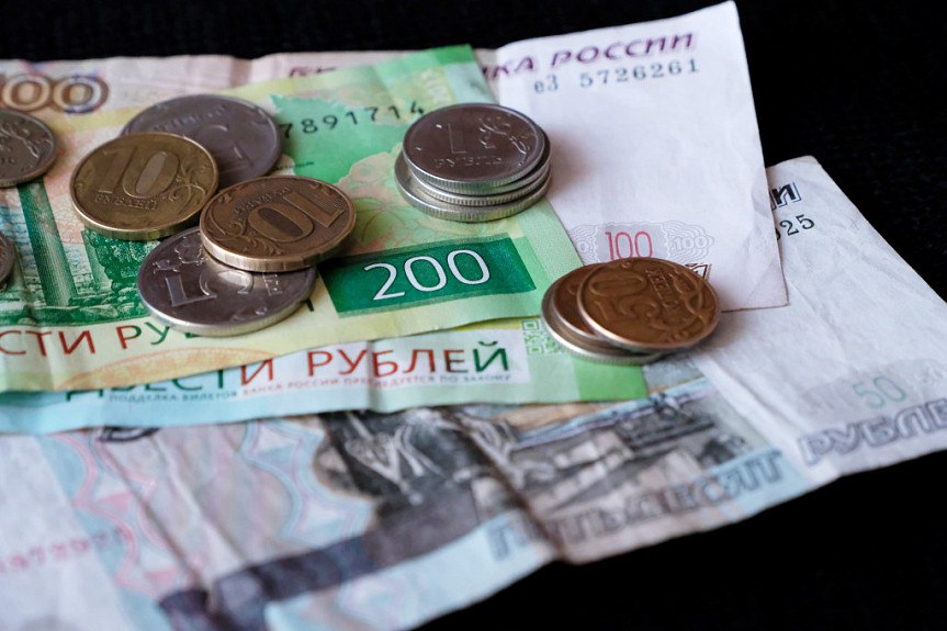 В Бурятии с ушлой владелицы гостевого дома взыскали почти 300 тысяч рублей Женщина имея в собственности жилой дом использовала его как гостевой для проживания отдыхающих Однако оплачивала электроэнергию по тарифам установленным для бытовых нужд а не для юридических лиц и граждан занимающихся предпринимательской деятельностью В один прекрасный момент об этом узнали в АО Читаэнергосбыт Ресурсоснабжающая организация обратилась в суд чтобы взыскать с ушлой бизнесменши недоплаченную сумму почти 298 тыс рублей за период с апреля по июнь 2023 года Бурятия Подробности в Номер один Сообщить нам свою новость можно по кнопке Письмо в редакцию
