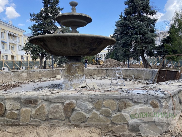 УФАС оштрафовало участников антиконкурентной закупки на благоустройство улицы Фонтанной УФАС по Волгоградской области привлекло к административной ответственности двоих подрядчиков выполнявших работы на объектах ФКГС в Волжском Как сообщили Волжский ру в пресс службе УФАС антимонопольный орган признал КБиДХ Волжского заказчика работ по благоустройству общественных пространств МАУ СГТ и 4 подрядных организаций заключившими антиконкурентное соглашение ч 4 ст 14 32 КоАП РФ Речь идет о контрактах на благоустройство аллеи в парке Волжский до Центрального рынка улицы Фонтанной и сквера Первостроителей вдоль улицы Чайковского от улицы Циолковского до Волгодонской Подробнее на Волжский ру www volzsky ru index php wx 16 wx2 81347 ВолжскийРу волжский vlz