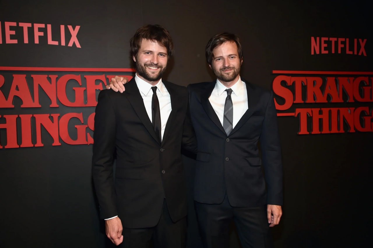Авторы «Очень странных дел» собираются перейти из Netflix в Paramount    Создатели одного из самых популярных сериалов Netflix «Очень странные дела» Мэтт Даффер и Росс Даффер могут покинуть стриминговую компанию и перейти в обновленную Paramount, которая недавно завершила слияние со Skydance Media.    Дафферы в настоящий момент ведут переговоры о заключении сделки с Paramount, A Skydance Corporation, в рамках которой они будут создавать кинотеатральные фильмы, а также сериалы.    На днях руководство новой организации провело пресс-конференцию, где заявило, что в приоритете у студии — производство картин для кинопроката, в том числе и оригинальные IP.    У Дафферов по-прежнему есть деловые отношения с Netflix через их продюсерскую компанию Upside Down Pictures. Они завершили производство двух новых сериалов, премьера которых запланирована на 2026 год — это фантастический сериал «Городки» / «The Boroughs» и хоррор-сериал «Произойдет что-то очень плохое» / «Something Very Bad Is Going to Happen». Помимо этого, в июне был анонсирован анимационный проект «Очень странные дела: Истории из 1985 года» / «Stranger Things: Tales From ’85». А после пятого и заключительного сезона «Очень странных дел», премьера которого состоится в ноябре 2025, братья, как ожидается, снимут пока не анонсированный спин-офф.