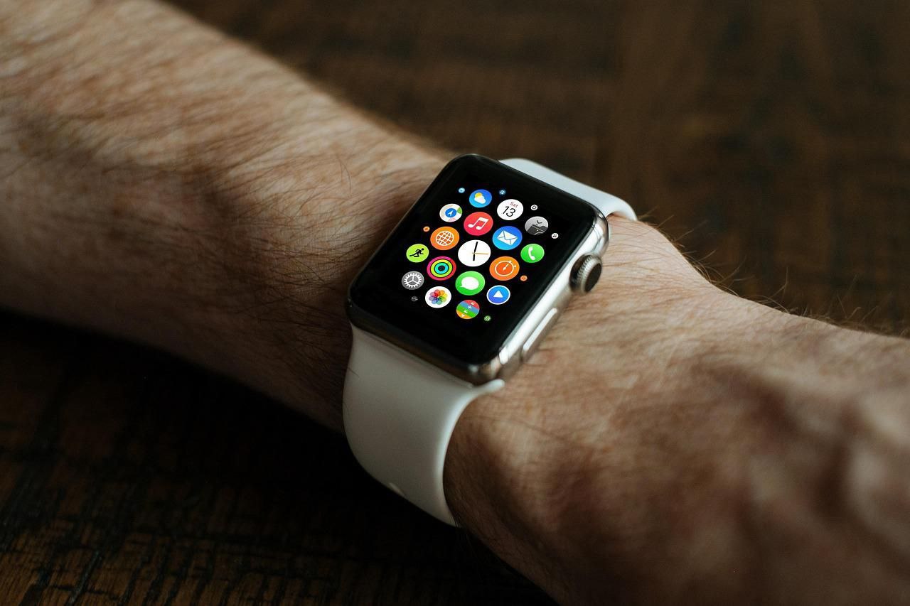 Apple Watch врут о калориях⌚ Исследование показало: Apple Watch точно считают пульс и шаги, но завышают сожженные калории на 28% — это в 3 раза выше нормы. Ученые советую использовать умные часы для мотивации, но не для точных расчетов. Может, они так мотивируют съесть еще кусочек пиццы?