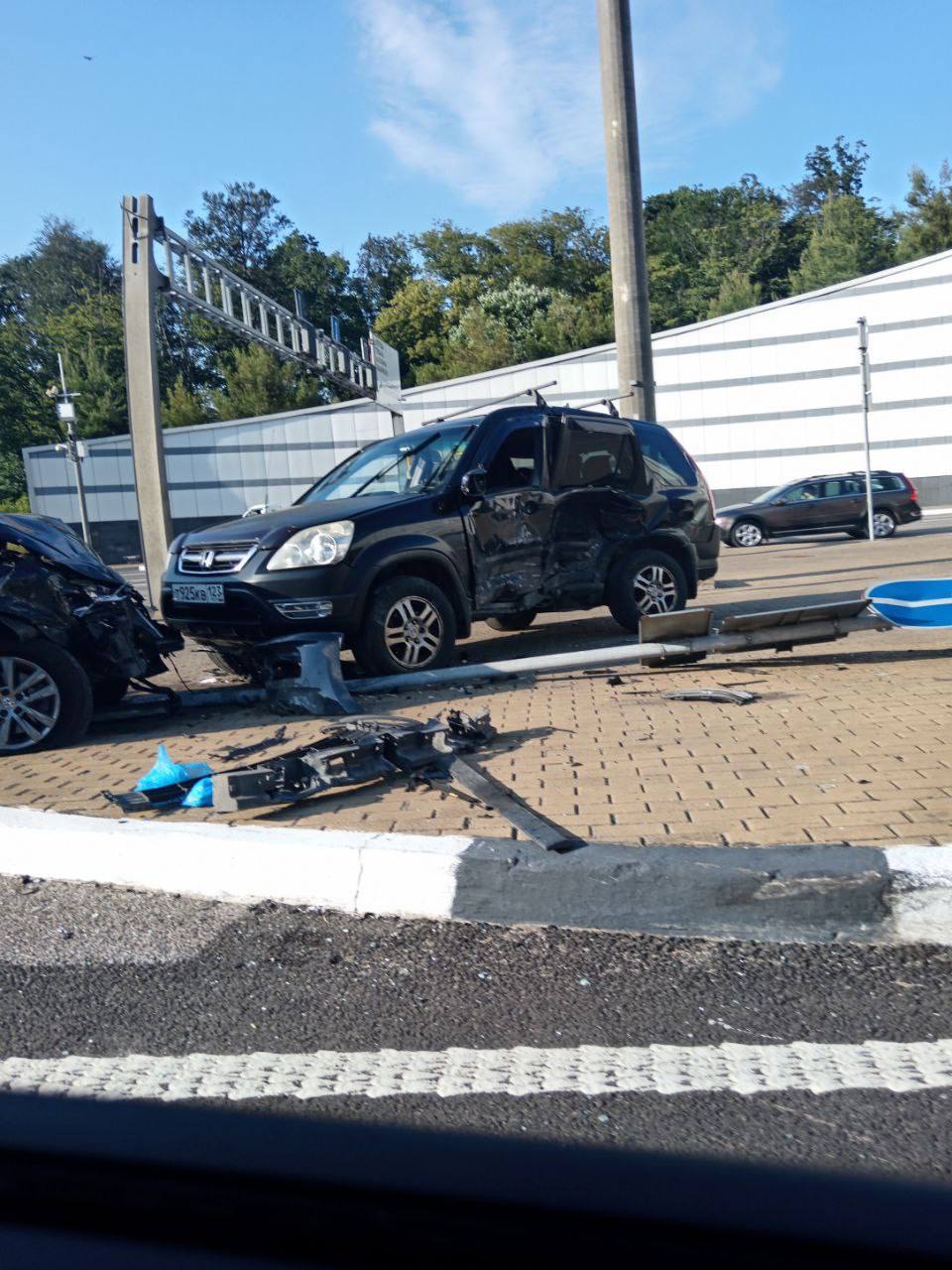 Массовое ДТП на Дублёре парализовало движение автотранспорта Сегодня вечером на Дублёре Курортного проспекта, в районе улицы Яна Фабрициуса возле Автодорожного института , произошло серьёзное дорожно-транспортное происшествие с участием трёх автомобилей. По предварительной информации, столкновение привело к образованию масштабной пробки в сторону Адлера. Движение транспорта затруднено, водителям рекомендуется выбирать альтернативные маршруты. На месте работают сотрудники Госавтоинспекции и две бригады скорой медицинской помощи. Известно о двух пострадавших, их состояние уточняется. Причины аварии устанавливают сотрудники полиции. Предложить Подписаться