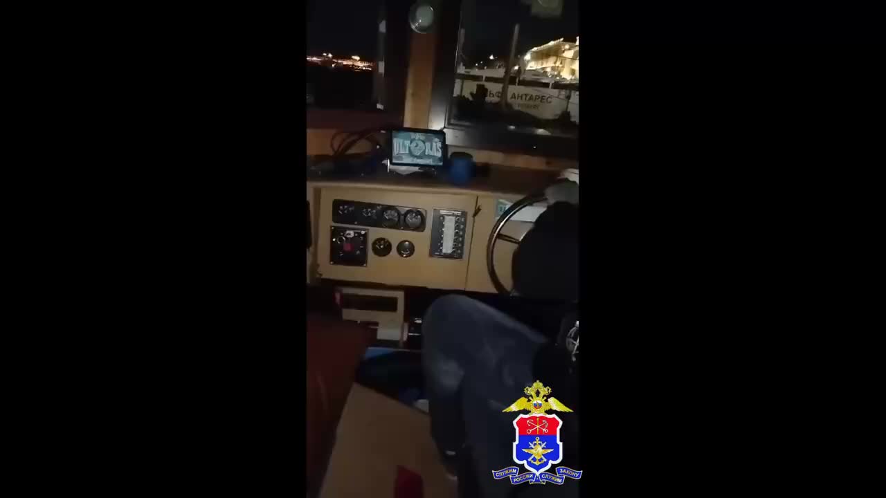 Пьяные мужчины попытались украсть радиостанцию с теплохода в Петербурге