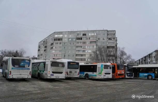 1  2  3   В Омске на конечных оборудуют туалеты  Этот вопрос обсуждался сегодня в Омском горсовете. В идею хотят вложиться предприниматели — члены СРО «Омские перевозчики».  ⏺Как рассказал вице-мэр города Владимир Куприянов, первым делом частные инвесторы хотят обустроить конечные на улицах Стрельникова, Романенко, Гашека и ДСК-2.    Один из инициаторов обустройства остановок — Николай Артемьев рассказал   подробности того, что все-таки планируется сделать на конечных.  — Вид разрешенного использования на конечных остановках позволяет там сделать там санитарные комнаты, комнаты медосмотра, а возможно, даже пункты технического осмотра. СРО «Омские перевозчики» готовы за свои средства построить такие объекты. Главное, чтобы были подведены коммуникации. У нас порой водитель два часа находится в рейсе по городу. Ему нужно в нормальных условиях помыть руки и сходить в туалет. В идеале, мы будем иметь не только санузел, но и благоустройство. Это будет нашим конкурентным преимуществом — водителей не хватает, им нужно создавать достойные условия, — пояснил Артемьев.   Руководитель «Омских перевозчиков» пока не знает, сколько предприниматели потратят на обустройство.   Планируют начать работы на Стрельникова — там уже есть подведенные коммуникации.   Туалеты, комнаты отдыха и пункт медосмотра там будет выглядеть как теплые остановки, которые расставлены по всему городу.