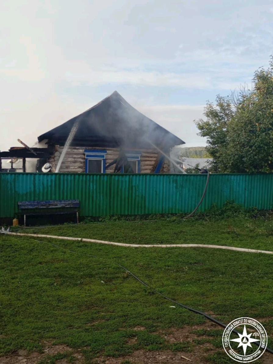 В Альшеевском районе пожарный извещатель спас мужчину Сегодня в в деревне Иршат загорелся жилой дом. Предварительная причина возгорания — короткое замыкание электропроводки. Когда начался пожар, в доме спал 68-летний мужчина. Он проснулся от звука пожарного извещателя и успел выбежать из здания.