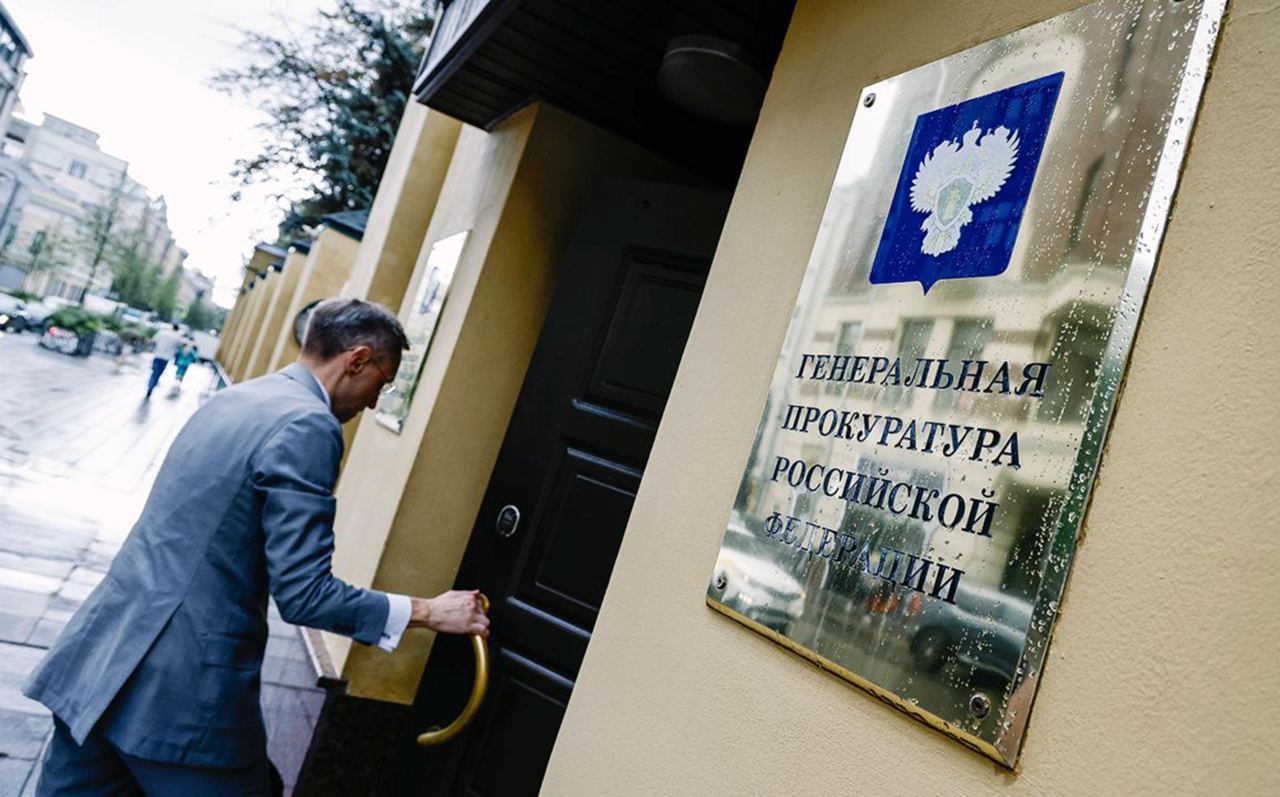 Генпрокуратура объявила Amnesty International нежелательной организацией Генпрокуратура России признала Amnesty International Limited нежелательной в РФ, пишет ТАСС. «Организация позиционирует себя как активного проводника защиты прав человека в мире. В действительности лондонская штаб-квартира AIL является центром подготовки глобальных русофобских проектов, оплаченных пособниками киевского режима», — заявили в ведомстве. По мнению Генпрокуратуры, участники Amnesty International поддерживают экстремистские организации и финансируют деятельность «иноагентов». Amnesty International существует с 1961 года, она привлекает внимание к нарушениям прав человека и выступает за соблюдение международных стандартов. В 1977 году организации была присуждена Нобелевская премия мира. В начале 90-х годов Amnesty International открыла офис в Москве. В марте 2022 года Роскомнадзор заблокировал сайт отделения AIL в Восточной Европе и Центральной Азии в связи с публикацией там «фейков» о СВО. Организация признана нежелательной на территории РФ