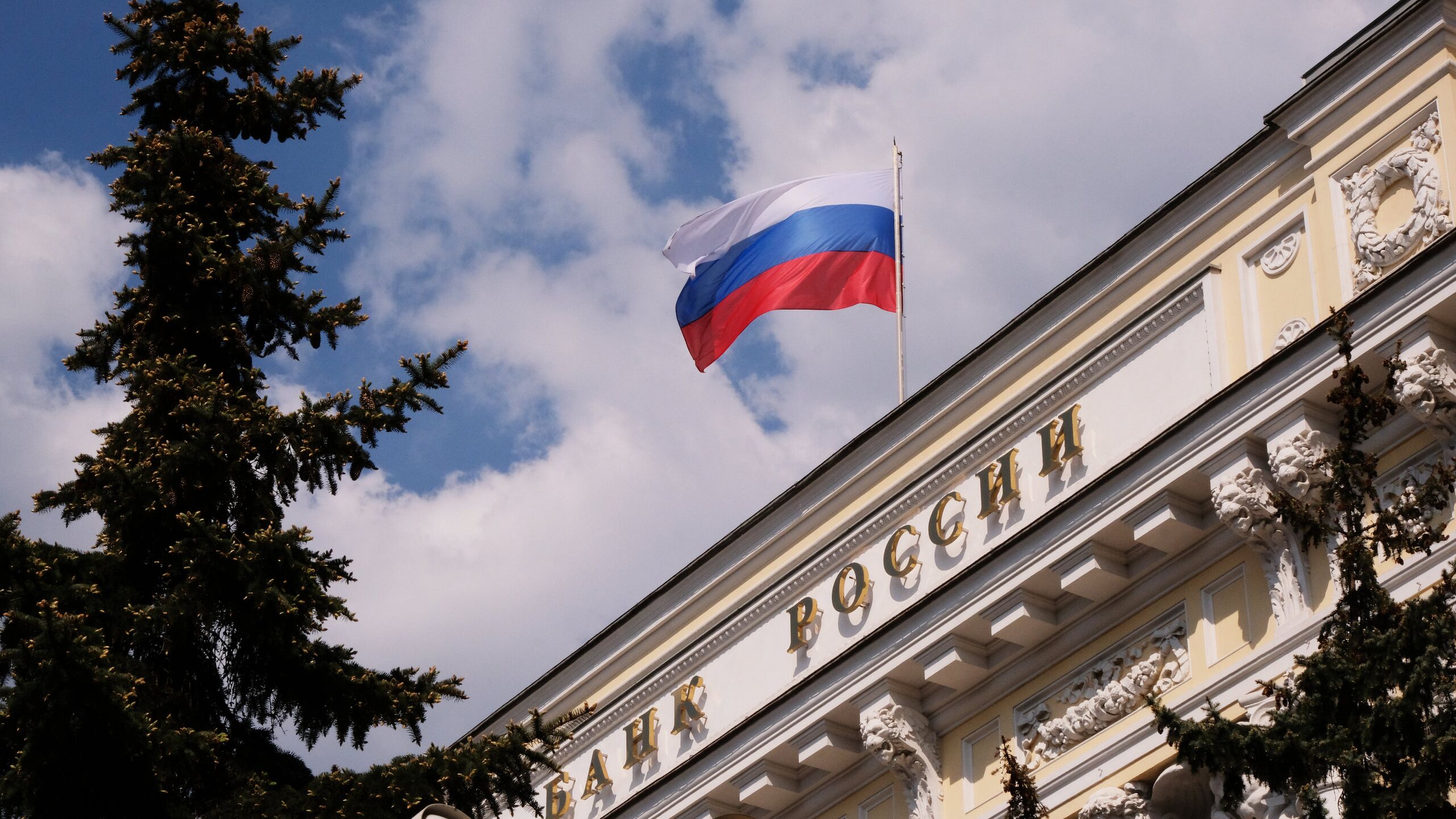 Глава Банка России Набиуллина сталкивается с призывами отказаться от рекордно высоких затрат по займам, пишет Bloomberg. Длительный период высоких ставок негативно отражается на значительной части экономики. Набиуллину ждет тяжелое испытание: выбрать между рисками рецессии или инфляции.