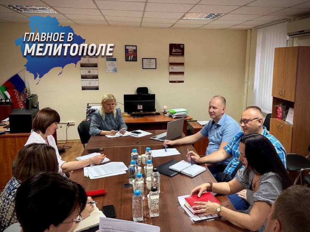 В Запорожской области сформировали прогноз энергобаланса на 2026 год  Комитет тарифного регулирования региона провел стратегическое совещание с участием ключевых энергетических компаний. В обсуждении участвовали представители «Россетей», «Юго-Западной Электетросетевой Компании», «Энергосбыт Запорожье» и других организаций. На встрече детально проработали параметры производства и распределения электроэнергии, которые повлияют на тарифную политику и надежность энергоснабжения.  Исполняющая обязанности председателя комитета Елизавета Челакова отметила важность сбалансированного прогнозирования для стабильности региональной энергосистемы. Итоговый протокол направили участникам рынка и в ФАС России. Документ станет основой для заключения договоров между поставщиками и формирования тарифов на электроэнергию в 2026 году.