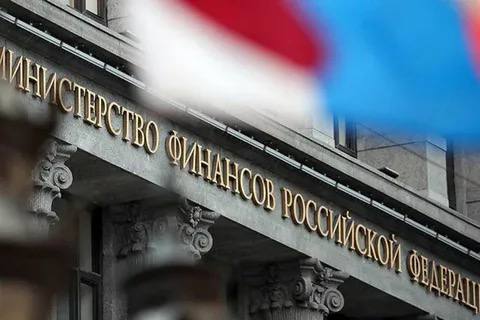 Силуанов заявил о белых местах при ввозе товаров в Россию Минфин выделил несколько направлений требующих дополнительных усилий со стороны правительства и бизнеса среди них беспошлинный ввоз товаров в Россию Видим что есть много таких белых мест по которым товар ввозится без соответствующей уплаты пошлины без соответствующей уплаты налога на добавленную стоимость НДС заявил глава ведомства Антон Силуанов Министр обратил внимание не только на серый импорт но и на торговлю В пример он привел рынки где расчет за товары идет наличными и где не используется контрольно кассовая техника А это значит что налоги там также не уплачиваются На недобор НДС обращала внимание в том числе и Счетная палата дело в том что правительство получило почти на 1 трлн рублей меньше от НДС на импортируемые товары чем рассчитывало В результате это привело к пересмотру параметров бюджета на этот год его дефицит вырос до 5 73 трлн или 2 6 ВВП Одной из причиной этого стал пересмотр прогноза по ненефтегазовым доходам больше половины сокращения пришлось на импортные сборы