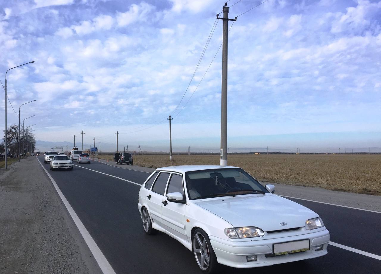 В Северной Осетии задолженность населения по транспортному налогу превысила 780 миллионов рублей    Транспортный налог — это именно те деньги, которые идут на ремонт дорог, строительство мостов, обустройство парковок и остановок. Однако бюджет республики их не получил.   На совещании по взысканию недоимок обсудили, как усилить взаимодействие ведомств, чтобы повысить собираемость налога. Проблема касается в первую очередь физических лиц: 99% задолженности приходится именно на них. На текущий момент почти 95 тысяч жителей республики не оплатили транспортный налог.    Давайте говорить прямо: это безответственное отношение к самим себе. Транспортный налог — это наш общий вклад в развитие дорожной инфраструктуры региона. Хорошие дороги нужны всем: водителям, пешеходам, пассажирам общественного транспорта. И тут очень простая взаимосвязь: чем больше поступлений в бюджет — тем комфортнее и безопаснее передвигаться по нашим улицам.    Обратил внимание ГИБДД, налоговой и судебных приставов на необходимость уже в ближайшее время жёстко навести порядок. Так не должно быть, что одни платят, а другие просто пользуются тем, что создано на деньги добросовестных налогоплательщиков.   Друзья, самый правильный путь — это путь по закону. И соблюдать его должны все!